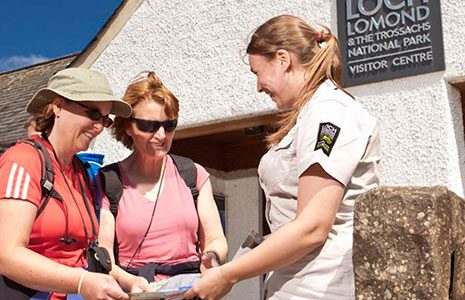 volunteer-helping-two-visitors