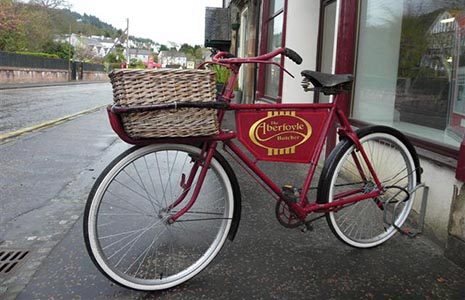 red-bike-with-basket-promoting-aberfoyle-shop-on-main-street