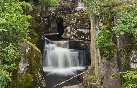 close-up-on-bracklinn-falls