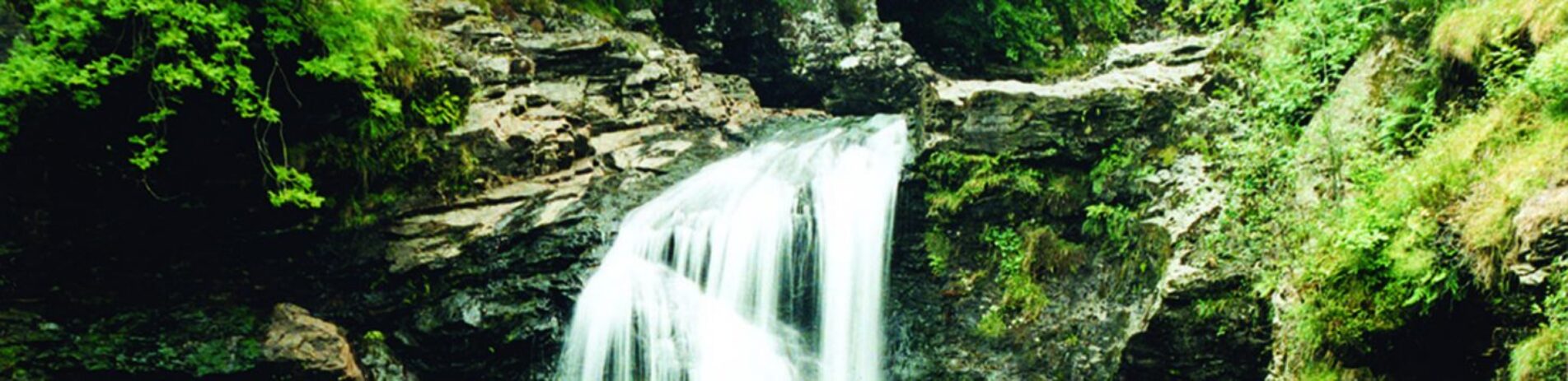 falls-of-falloch-surrounded-by-lush-greenery