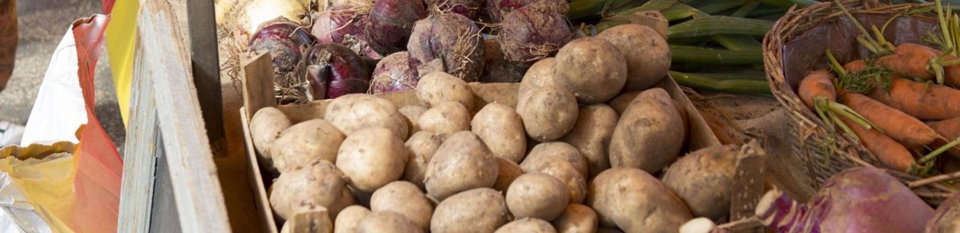 farmers-market-pottaoes-carrots-swede-and-onions