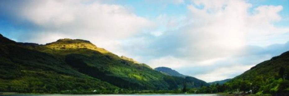 loch-arrochar-shoreline-seaweed-background-hills