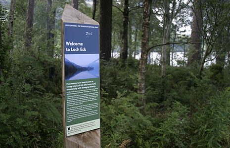 sign-at-lock-eck-cycling-route-background-trees