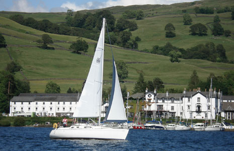 yacht-buildings-and-mountain-background