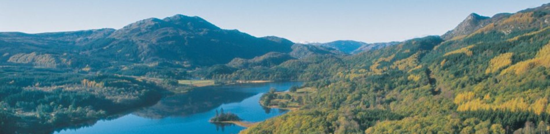 loch-and-mountains-on-sunny-day