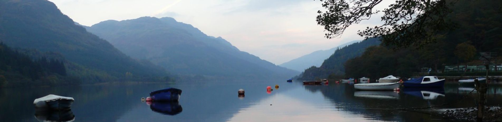 small-boats-on-loch-and-mountain-background