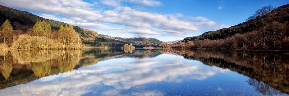 loch-forest-mountains-on-sunny-day-with-reflection