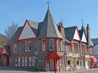 aberfoyle-main-street-corner-impressive-victorian-building-with-turrets