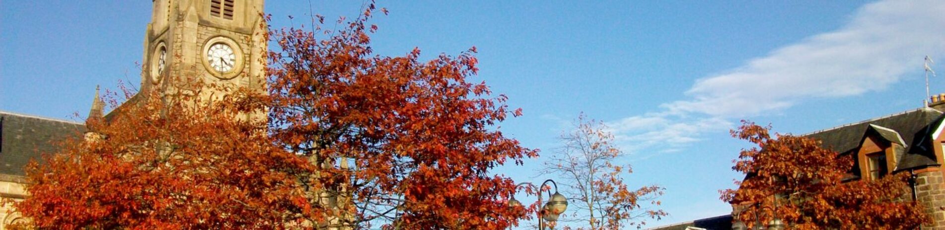 callander-ancaster-square-in-autumn-st-kessogs-church-spire-visible-above-old-houses