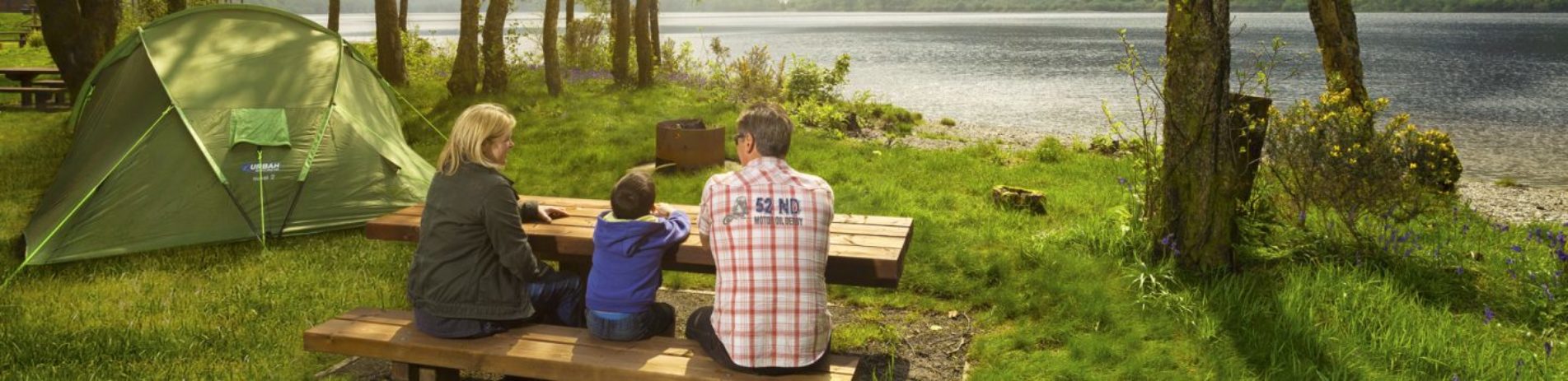 campsite-next-to-loch-family-sitting-at-picnic-bench