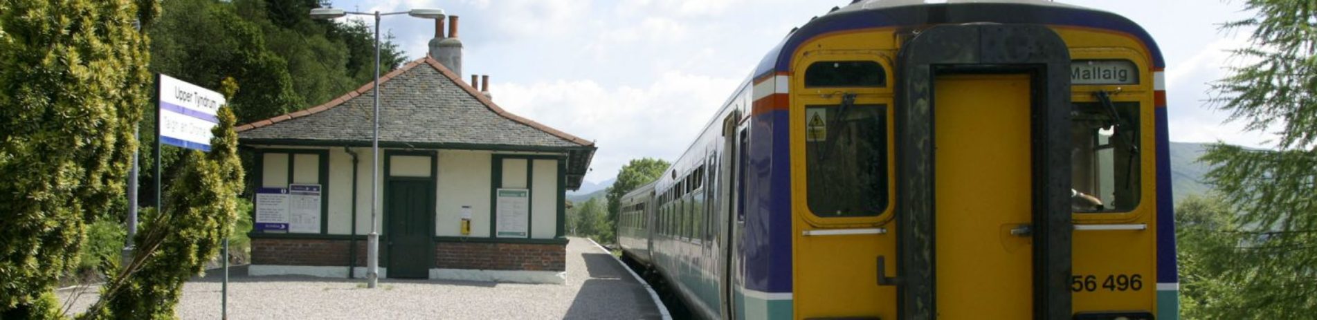 upper-tyndrum-train-station-with-train-on-platform