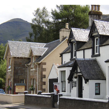 crianlarich-main-street-victorian-beautiful-buildings-with-hills-above