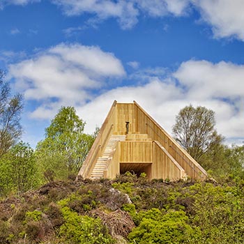 inveruglas-an-ceann-mor-wooden-pyramid-art-installation-viewpoint-on-edge-of-loch-lomond