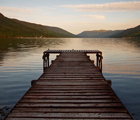 loch-earn-pier-in-st-fillans-village-hills-in-the-distance-and-hazy-blue-skies