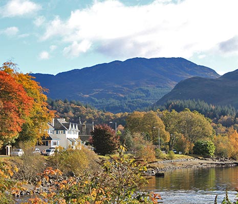 st-fillans-village-in-autumn-colours-at-edge-of-loch-earn