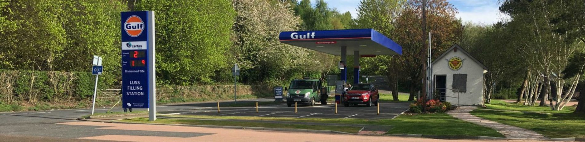 gulf-filling-station-in-luss-village-two-cars-stationed