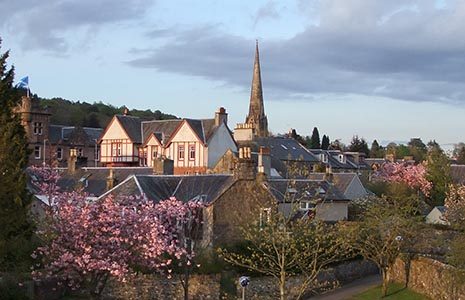 callander-town-houses-and-church-spire-with-cherry-blossoms-around