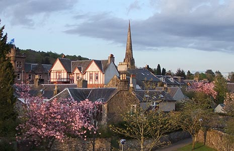 callander-town-houses-and-church-spire-with-cherry-blossoms-around