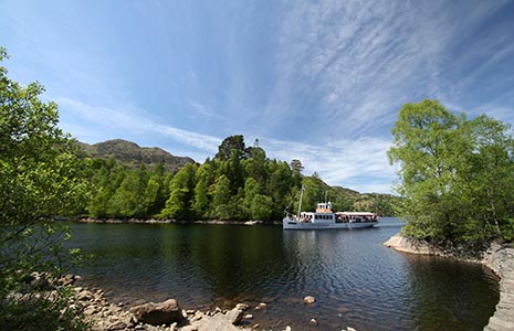 steampship-crossing-waters-of-loch-katrine-on-sunny-summer-day