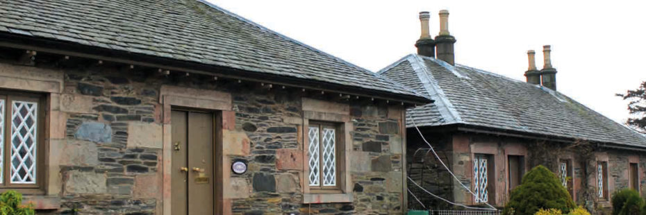 luss-village-slate-houses-alongside-pier-road-with-hedges-in-front