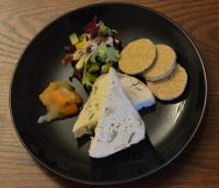 chicken-and-leek-with-marmelade-and-oatcakes-on-black-plate-on-table