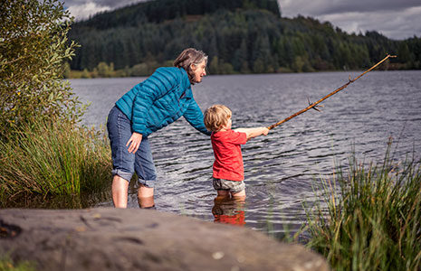 loch lomond day visit woman-and-young-child-fishing-in-loch-lomond