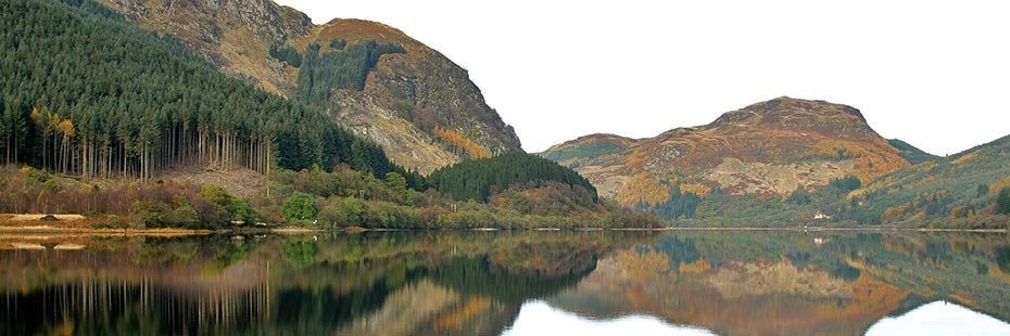 loch-lubnaig-surrounded-by-coniferous-forests-and-hills-in-autumn-colours