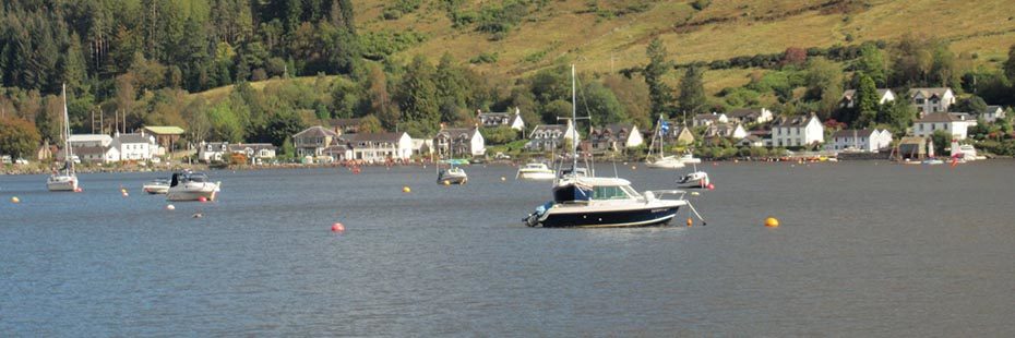 lochgoilhead-village-with-boats-moored-on-loch-goil-in-front-of-houses