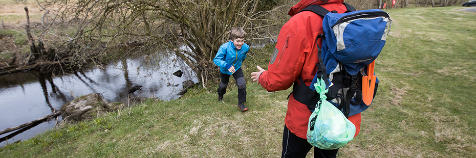 litter-and-trowel-attached-to-rucksack