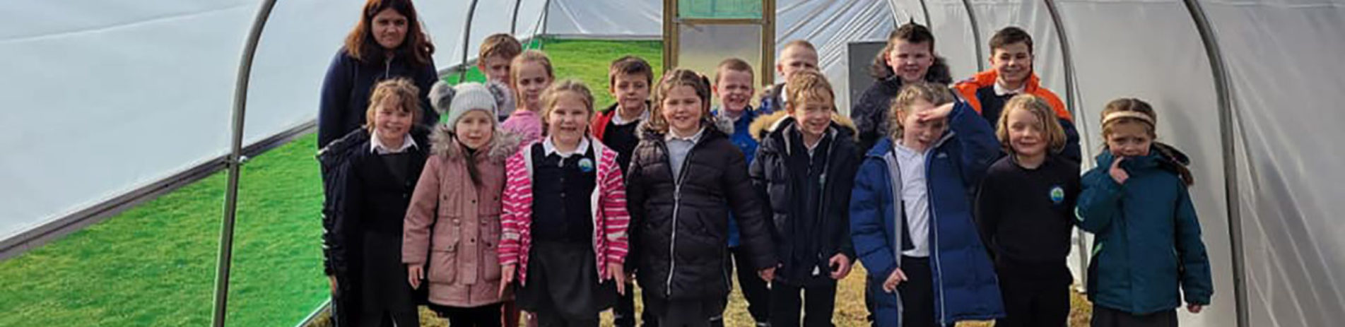 lochgoil-primary-school-pupils-in-polytunnel