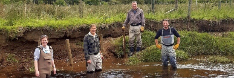 volunteers-on-river-bank